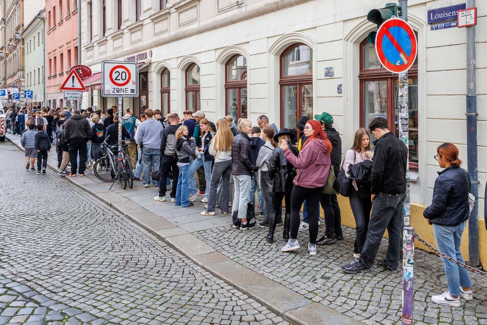 Dresden: Riesige Schlange in der Neustadt, Hunderte stehen an: Was ist da los?