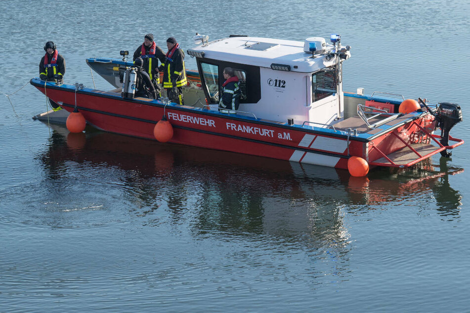 Das Boot der Feuerwehr barg das treibende Ruderboot der Gekenterten (Archivbild).