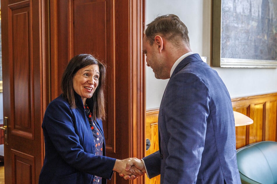 Landtagspräsident Alexander Dierks (38, CDU) empfängt die US-Generalkonsulin Jodie Rae Breisler in seinem historischen "Zweitbüro" im Ständehaus.