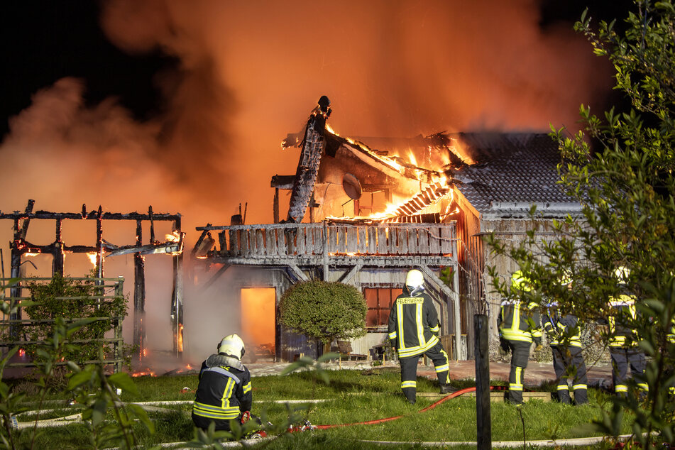 Auch in der Nacht loderten die Flammen und zerstörten das Holzhaus.