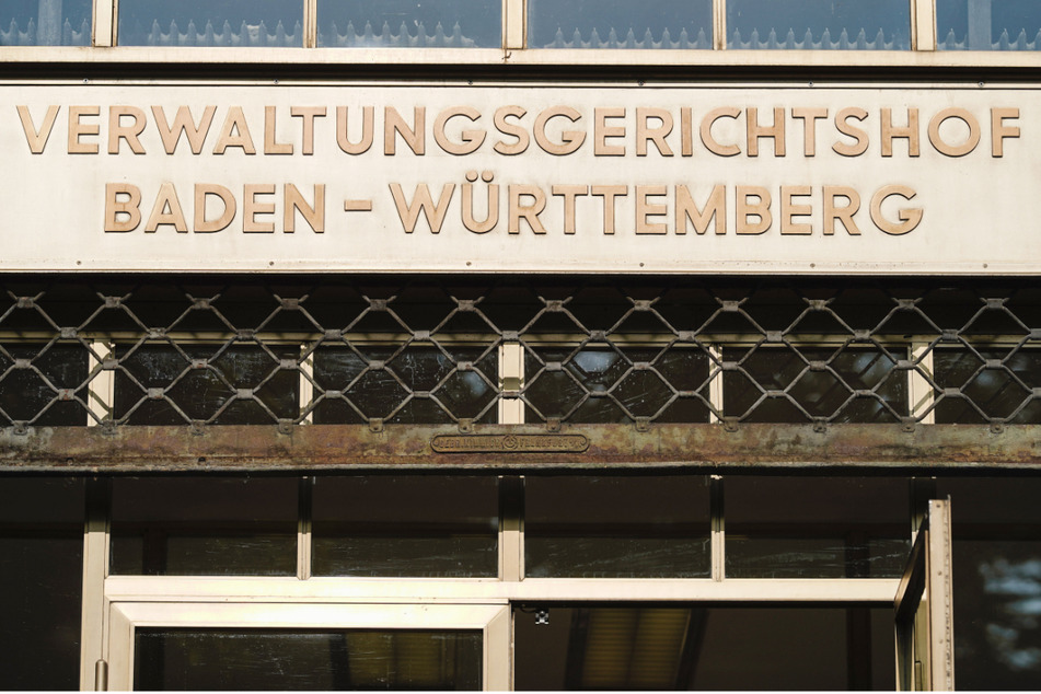 Der Schriftzug "Verwaltungsgerichtshof Baden-Württemberg" ist über dem Haupteingang des baden-württembergischen Verwaltungsgerichtshofs.