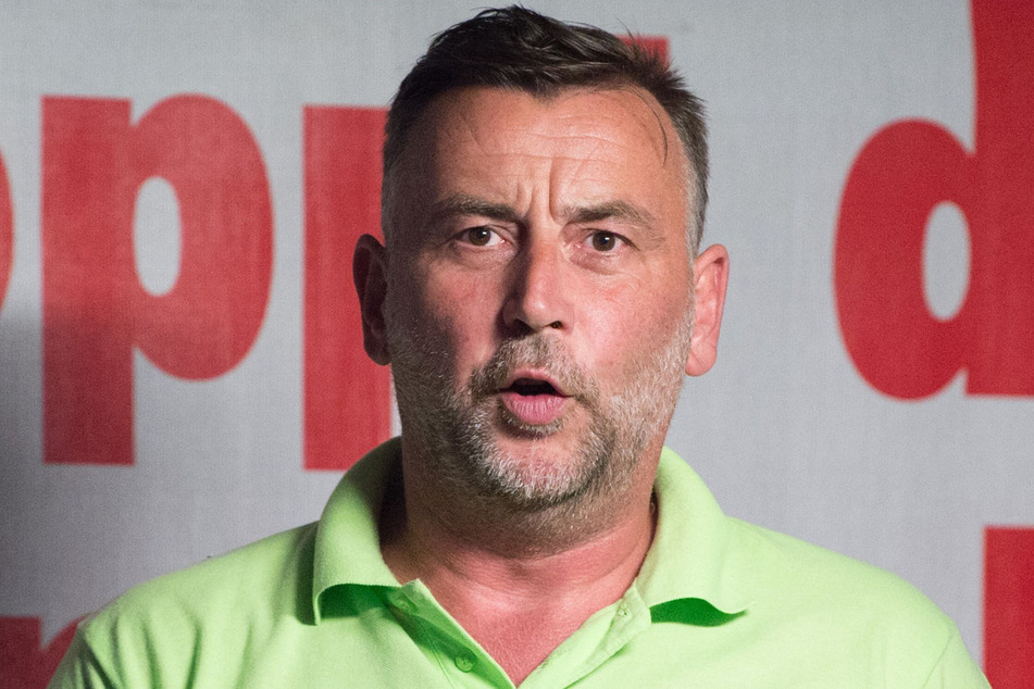 Pegida-Mitbegründer Lutz Bachmann (47) muss 3000 Euro Strafe zahlen, allerdings nicht aus seiner eigenen Kasse.