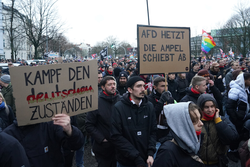 Hunderte St. Pauli-Fans demonstrierten am Samstag gegen Rechtsextremismus.
