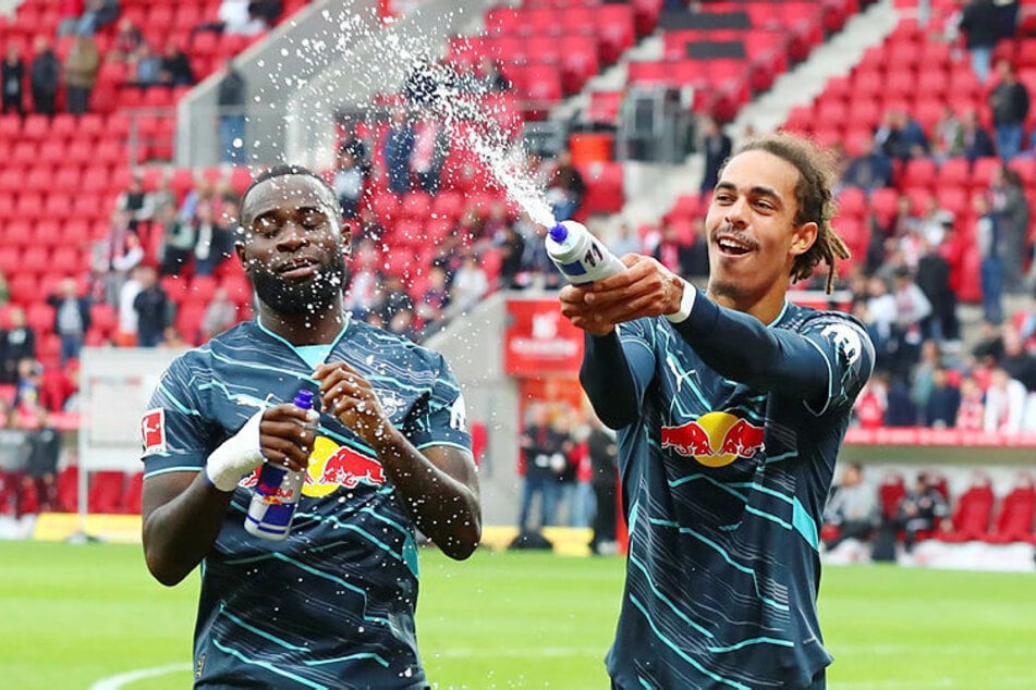 Yussuf Poulsen (29) spritzt nach dem 2:0-Hinrundensieg aus seiner Wasserflasche. Der Stürmer ist für Samstag wieder eine Option.