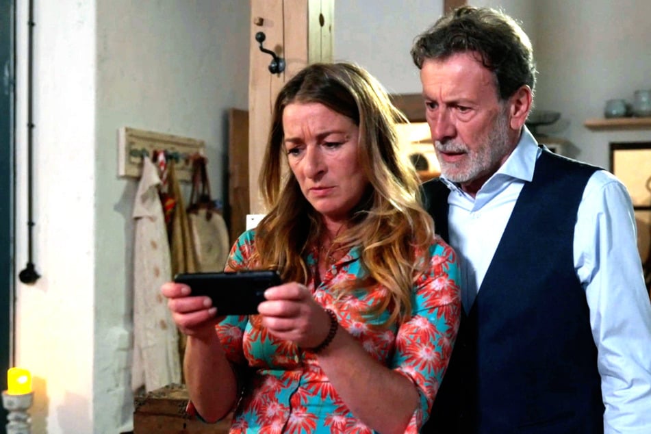 Carla (Maria Fuchs, 50) sucht in der Geschichte der geheimnisvollen Katharina Ablenkung von den Wechseljahren ...