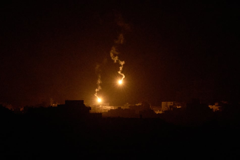 Leuchmunition der israelischen Armee schwebt über Gebäude gesehen vom Süden Israels aus. (Archivfoto)