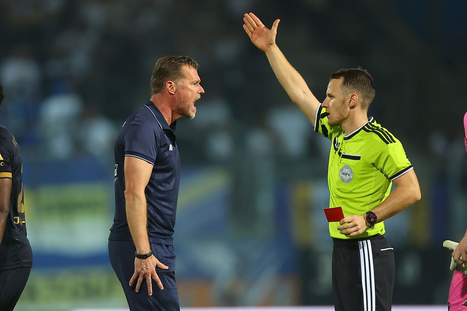 Jena-Trainer Marco Grote (53, l.) schimpfte nach dem Spiel wie ein Rohrspatz. Der Schiedsrichter zückte die Rote Karte.