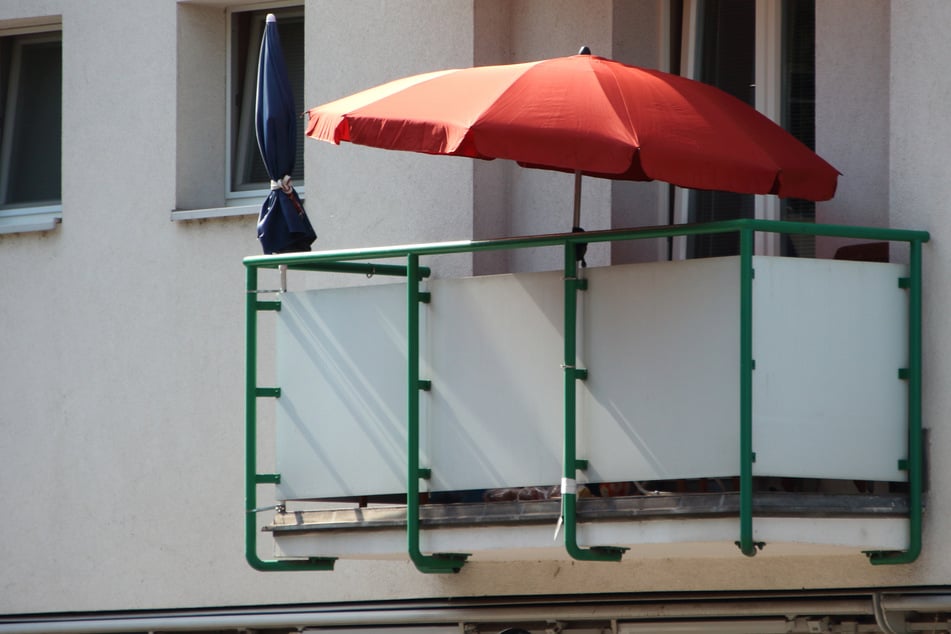 Bereits am Montag hatten die Täter sämtliche Schrauben des Balkons demontiert und somit dessen Tragfähigkeit sabotiert. (Symbolfoto)