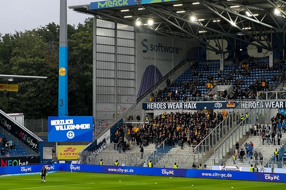 Rund 45 Minuten vor Anpfiff ist der Gästeblock noch spärlich gefüllt.