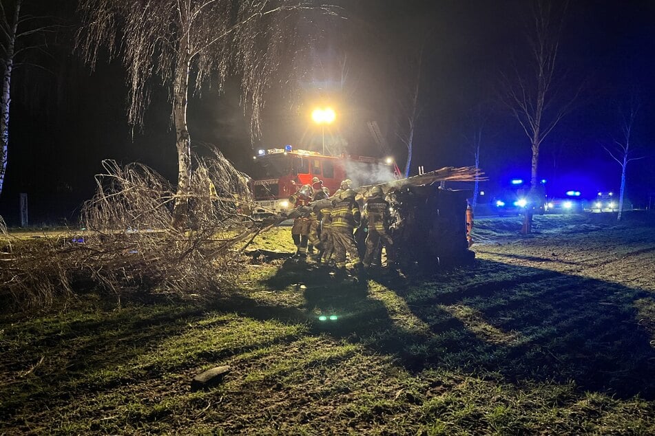 23 Kameraden der Feuerwehr waren im Einsatz und befreiten den Mann (35) aus seinem Auto.