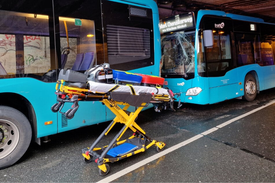 Zwei Linienbussen in Frankfurt krachen ineinander: 13 Personen bei Unfall verletzt