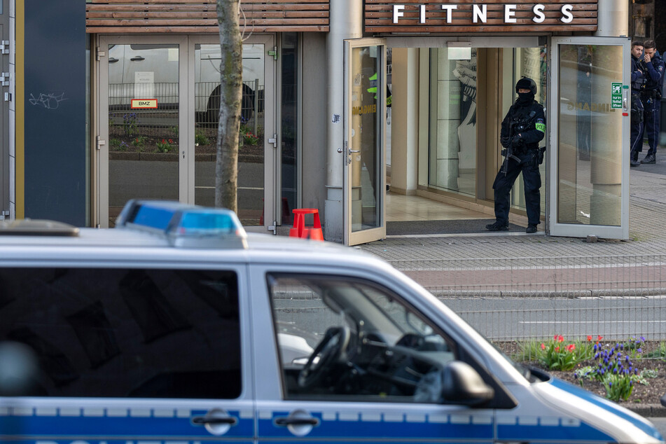 Brutale Attacke in Fitnessstudio: Polizei sucht nach Vollbart-Angreifer
