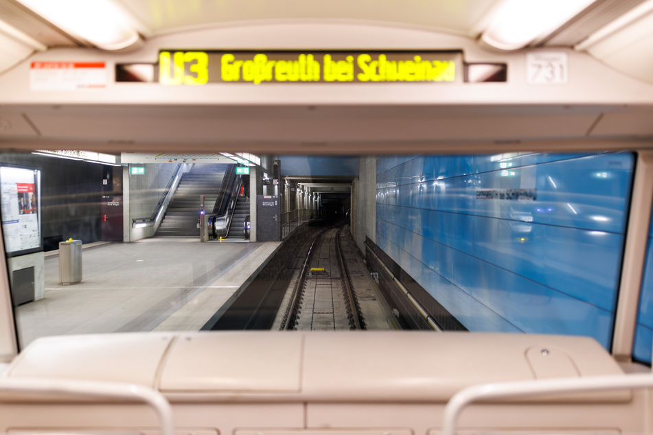 Mädchen klemmt sich Bein an Frontscheibe von U-Bahn ein