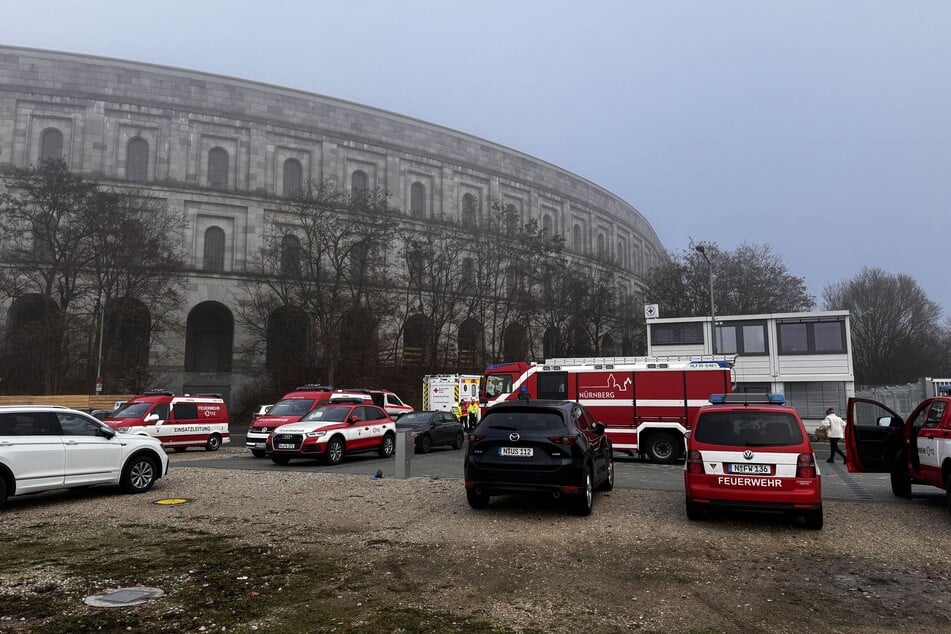 Einsatzkräfte stehen vor der Kongresshalle auf dem ehemaligen Reichsparteitagsgelände in Nürnberg.