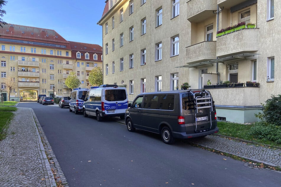 Einsatz in Dresden: Mehrere Einsatzfahrzeuge stehen in der Saxoniastraße.