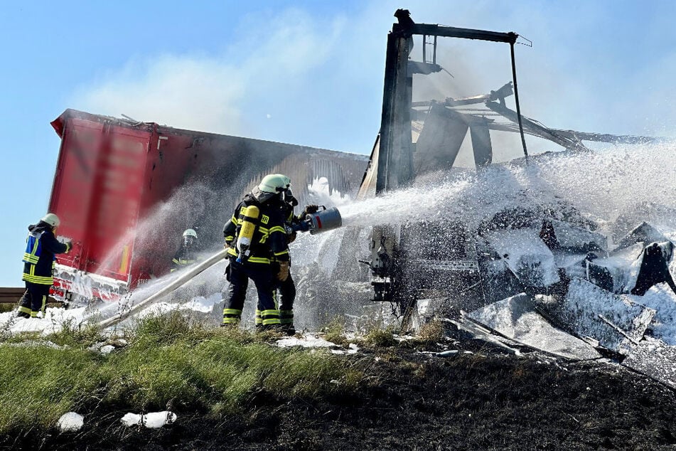 Die Feuerwehr war stundenlang im Einsatz, um den Brand zu löschen und die Unfallstelle zu sichern.