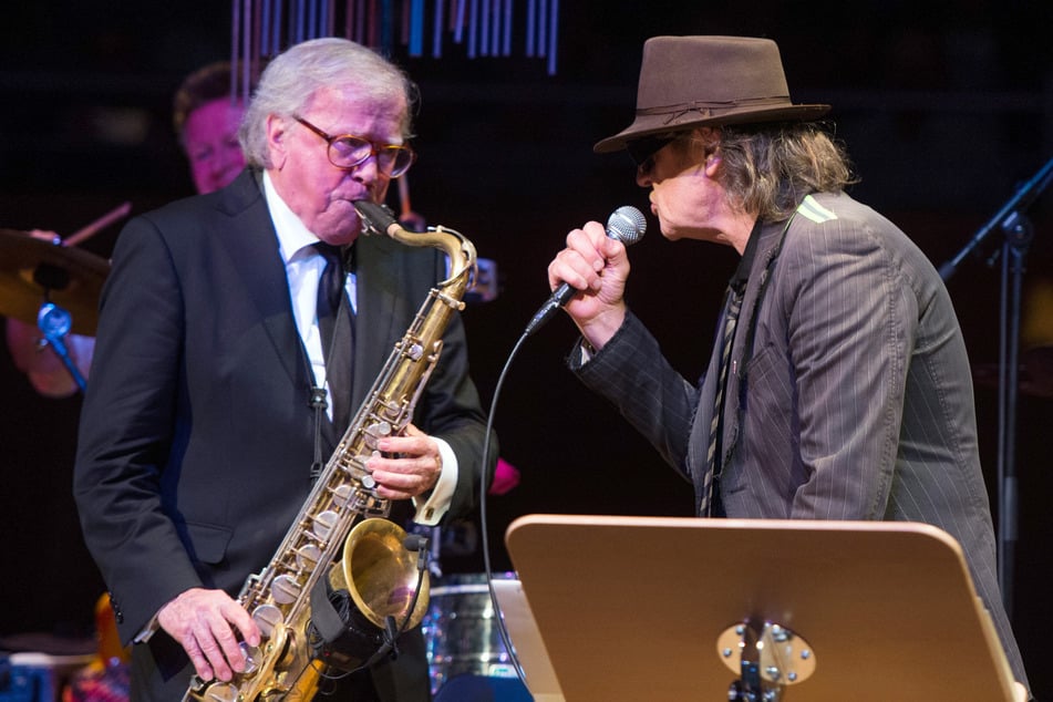 2016: Der Saxophonist Klaus Doldinger (l.) spielt in der Tonhalle in Düsseldorf (Nordrhein-Westfalen) mit Udo Lindenberg (79). (Archivfoto)