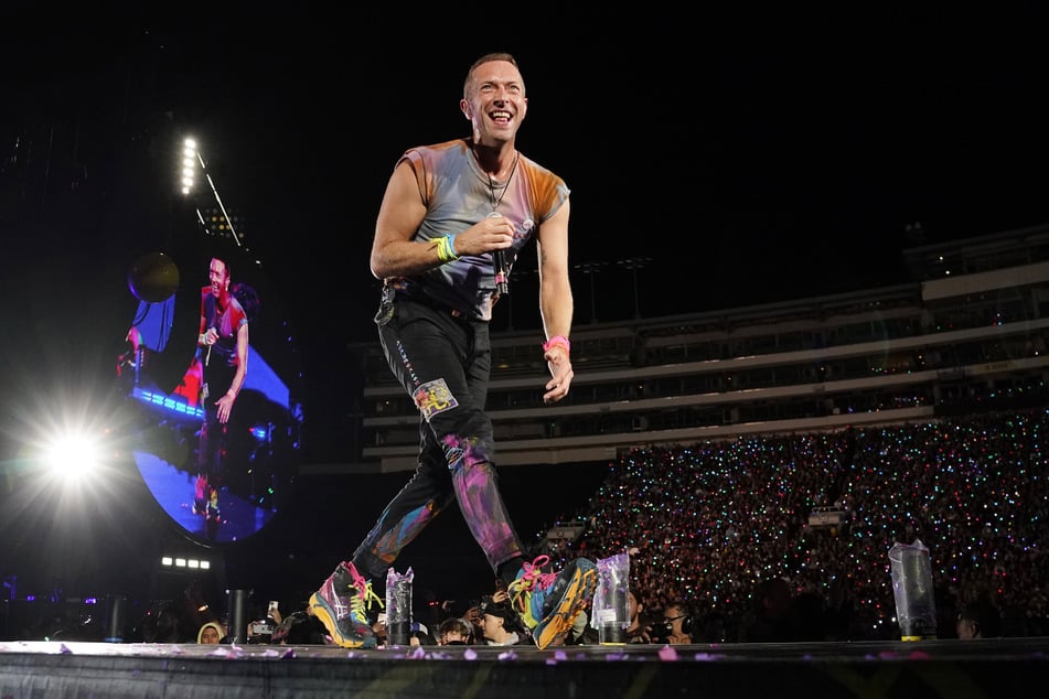Eigentlich wollte Coldplay-Frontmann Chris Martin (48) mit seiner Band nur verliebte Paare auf der Leinwand zeigen - doch damit deckte er eine Affäre auf.