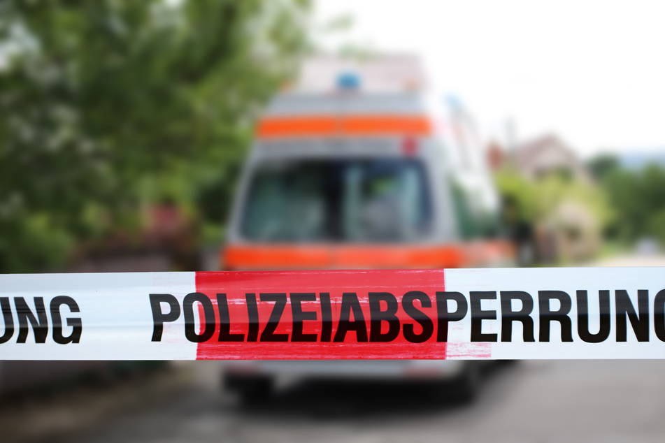 Mann stürzt vor etwa 100 Menschen aus fünftem Stock und stirbt