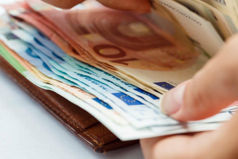 Die 70-Jährige übergab mehrere zehntausend Euro an eine vermeintliche Kurierin. (Symbolbild)