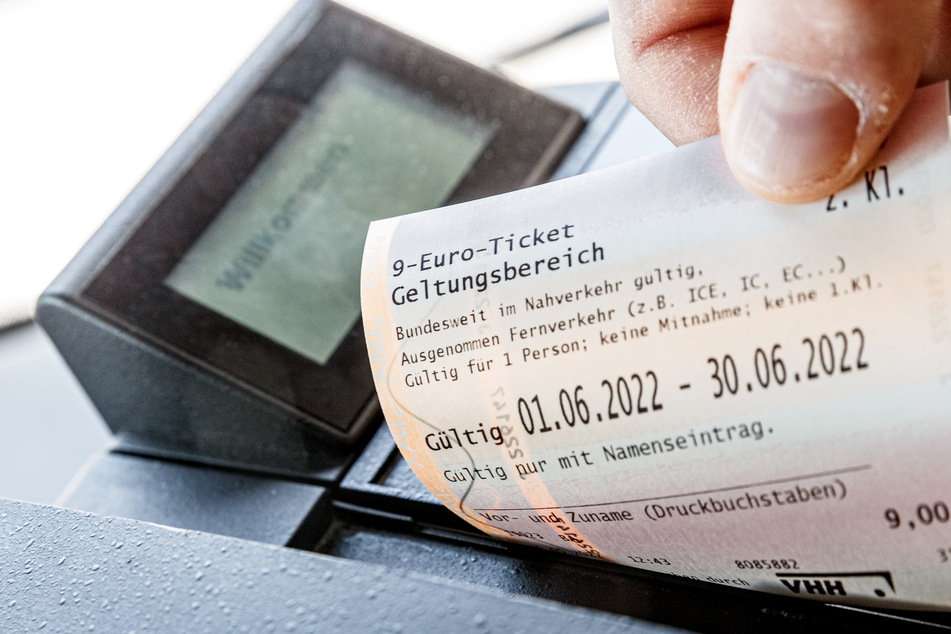 Aktuell ist das Ticket neben App und Onlineshop an fast allen Servicestellen und in vielen Bussen im Hamburger Umland erhältlich.