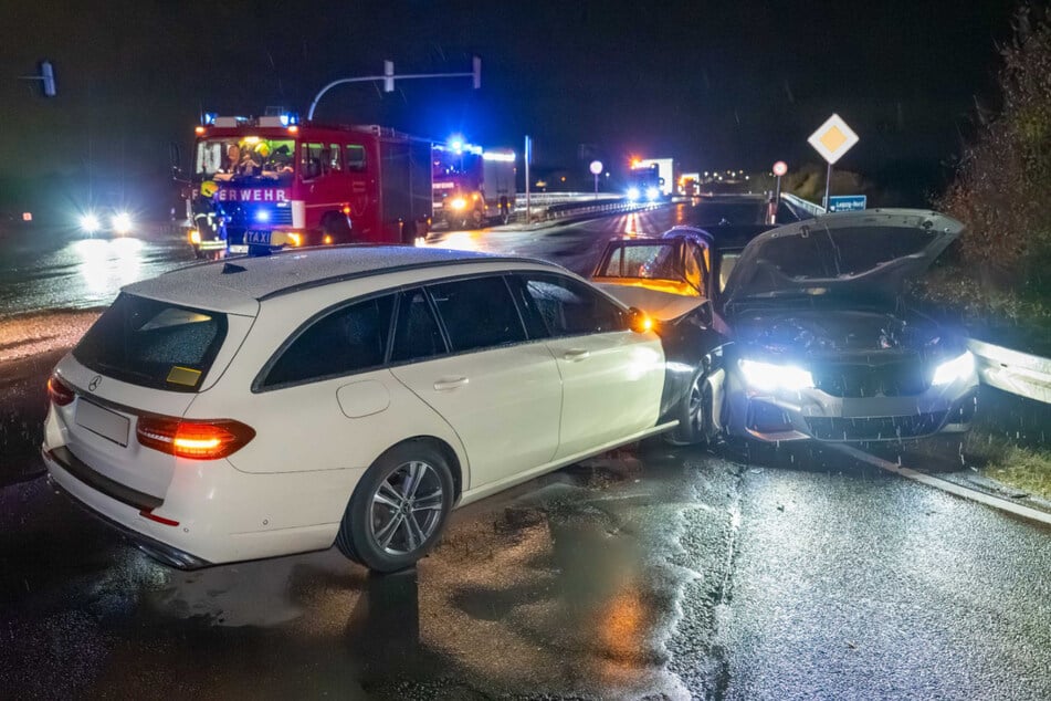 Das Taxi und der BMW krachten in der Nacht zu Montag zusammen.