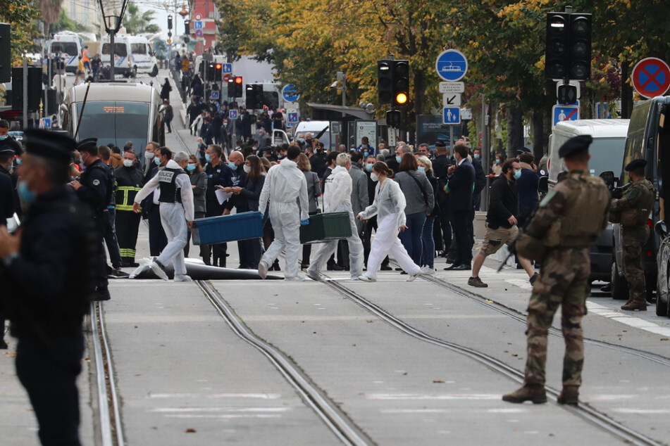 Nizza am Donnerstag: Forensiker und Polizisten am Tatort des Terror-Angriffs.