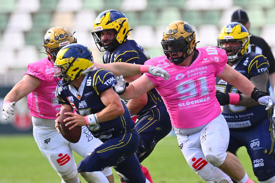 Zweimal bekam Max von Mühldorfer (23, r.) Hildesheims Quarterback zu packen.