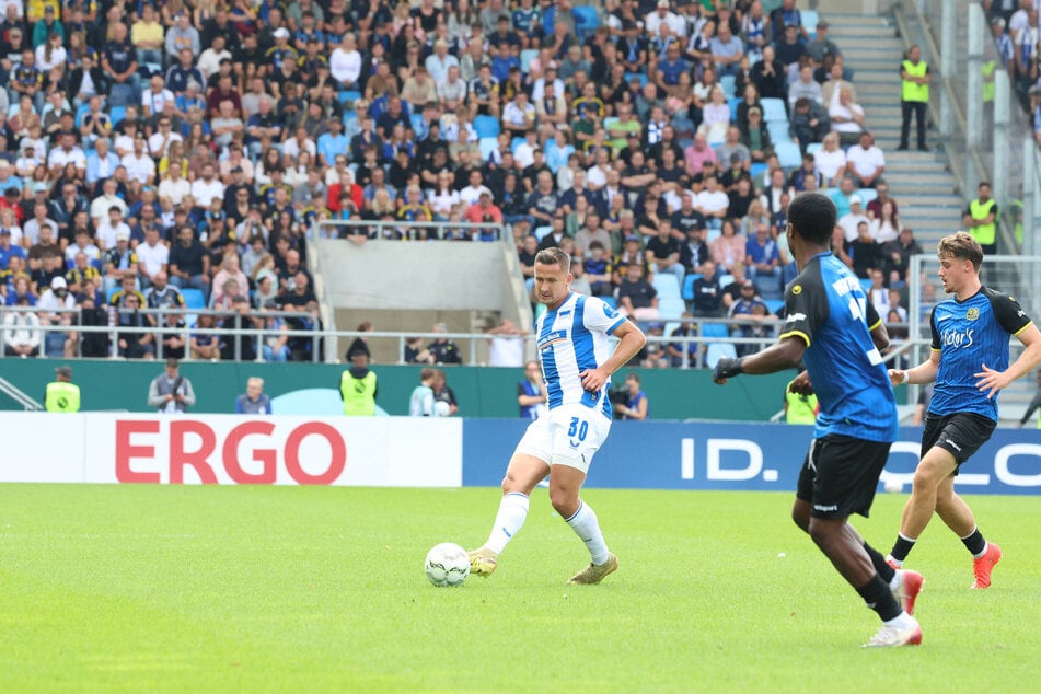 Herthas Paul Seguin (31, Mitte) bringt die Hertha mit einem Hammer in Führung.