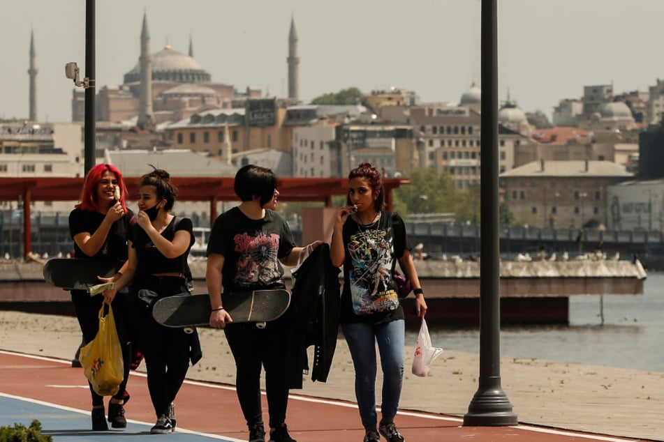 Istanbul: Türkische Mädchen gehen spazieren, im Hintergrund ist die Hagia Sophia zu sehen. Die Teenager konnten am Freitag zum ersten Mal seit 42 Tagen ihre Häuser verlassen.