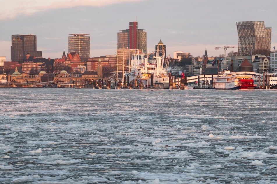 Hamburg: Eisschollen behindern Fährverkehr auf der Elbe
