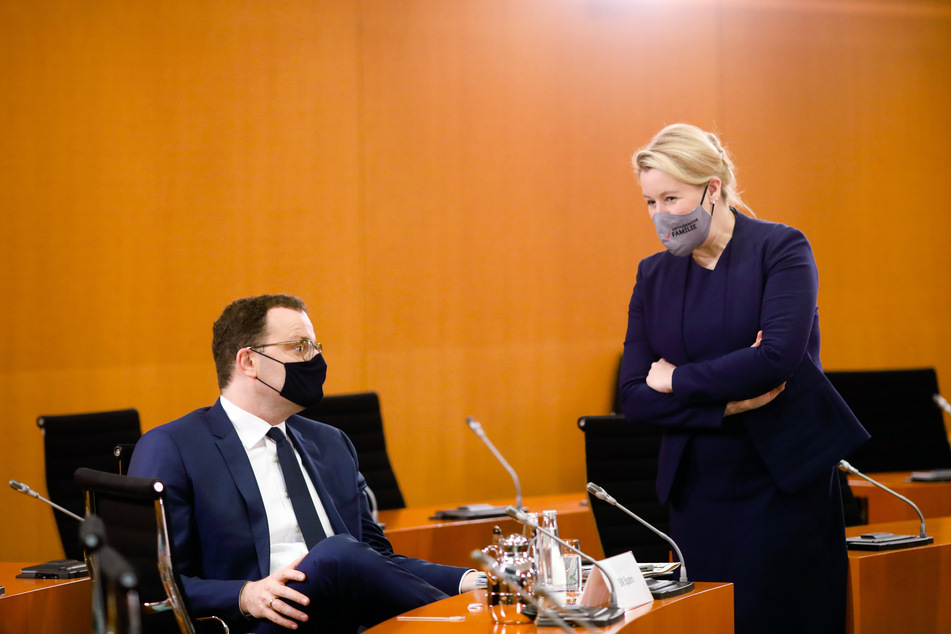 Bundesgesundheitsminister Jens Spahn (CDU, l.) und Bundesfamilienministerin Franziska Giffey (SPD) beim Gespräch am 21. Oktober. Nach der Sitzung des Budneskabinetts wurde bekannt, dass Spahn mit dem Coronavirus infiziert ist.