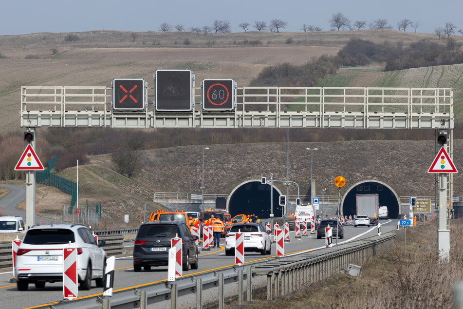 Auf der A71 wird der Schmücke-Tunnel in Richtung Sangerhausen nachts gesperrt. Hintergrund sind die laufenden Sanierungsarbeiten.