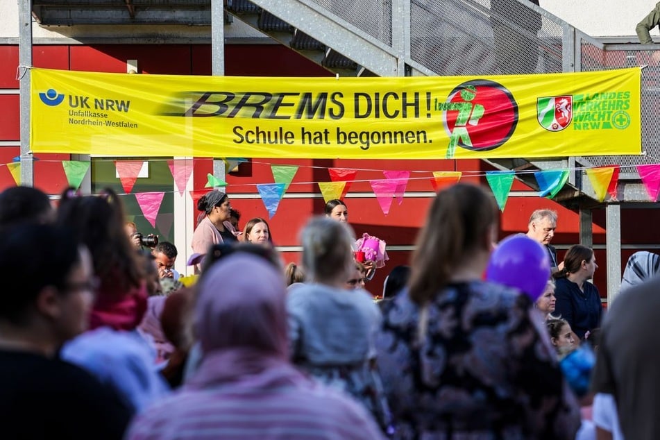 Mit einer landesweiten Dank- und Denkzettelaktion will eine Initiative auf die Gefahren für Kinder auf dem Schulweg hinweisen.