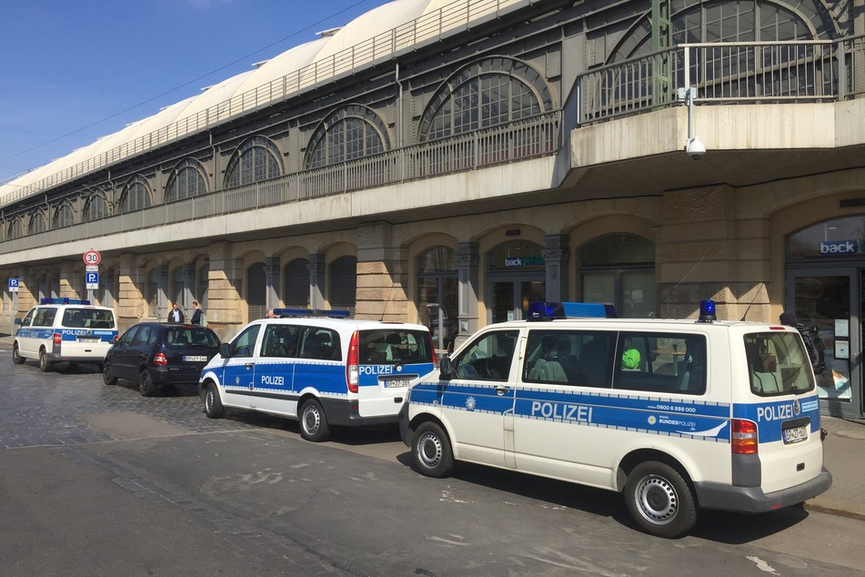 Am Dienstagmorgen wurde am Hauptbahnhof in Dresden ein Auto der Polizei beschädigt. (Archivbild)