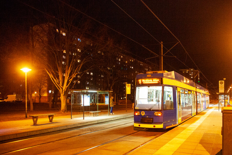 In einer Rostocker Straßenbahn ist eine Zehnjährige von einem unbekannten Mann bedroht worden.