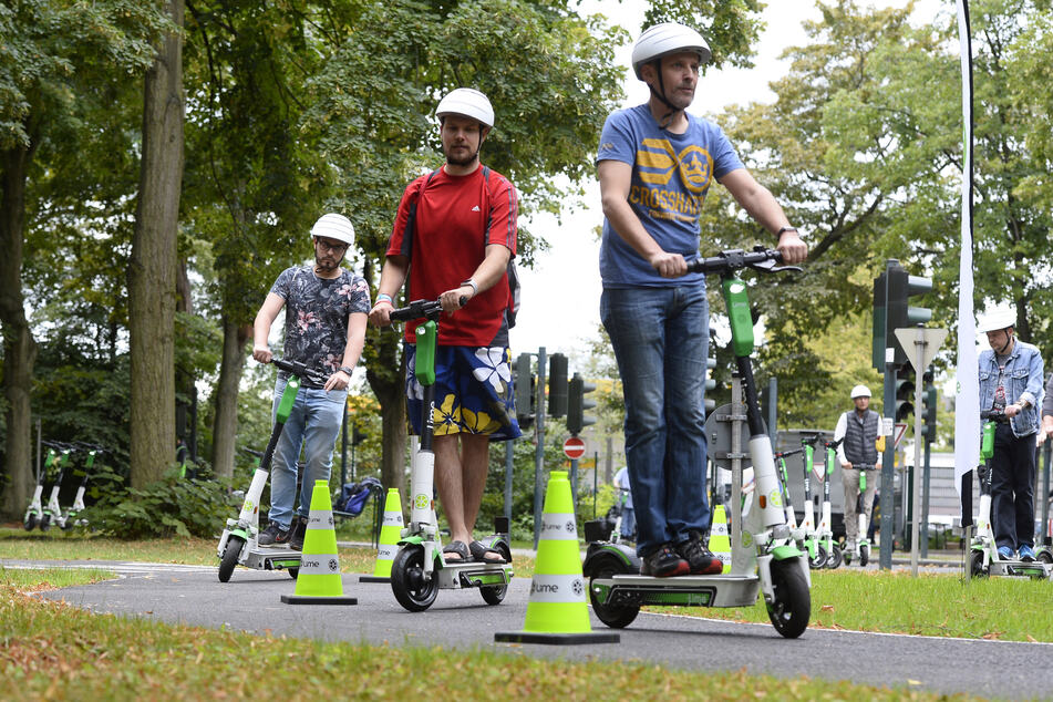 Köln: Die Teilnehmer eines E-Scooter-Fahrsicherheitstrainings üben auf dem Jugendverkehrsplatz während einer Schulung zum Gebrauch von E-Scootern.