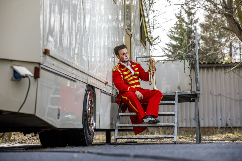  Statt Kinder zum Lachen zu bringen, bläst Zirkus-Clown Pauli Trübsal.