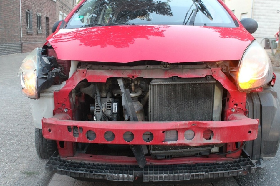 Katze erschreckt Fahranfänger, der donnert in parkendes Auto: Polizei entdeckt weiteres Detail
