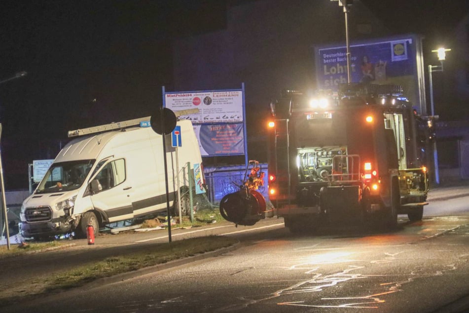 Der Fahrer (53) wurde bei dem Unfall in der Nacht zum Donnerstag nicht verletzt. Ein Alkoholtest fiel positiv aus.