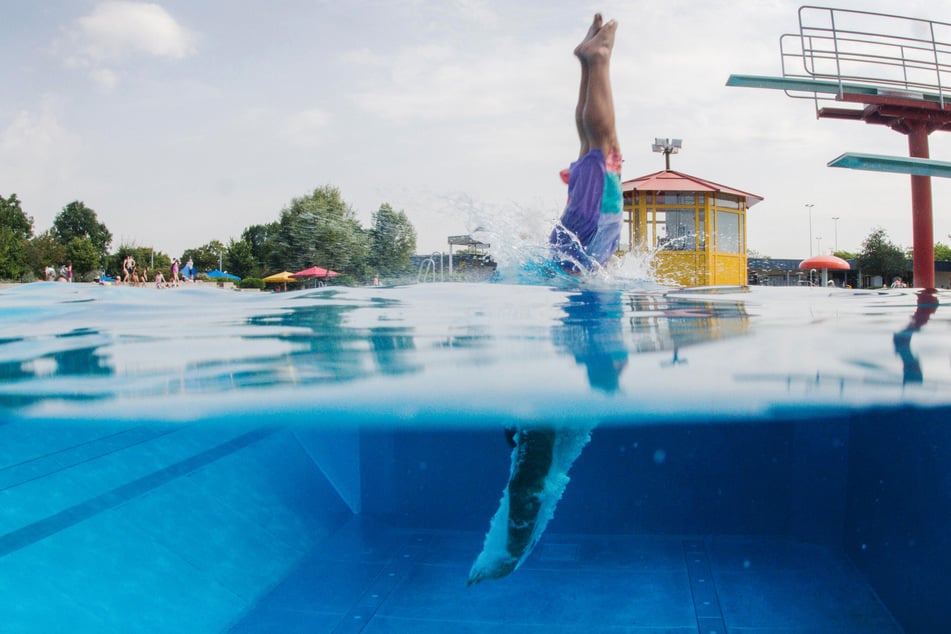 Im Sommer für viele unverzichtbar: der Besuch im Freibad, wie hier im Rheinbad in Düsseldorf.