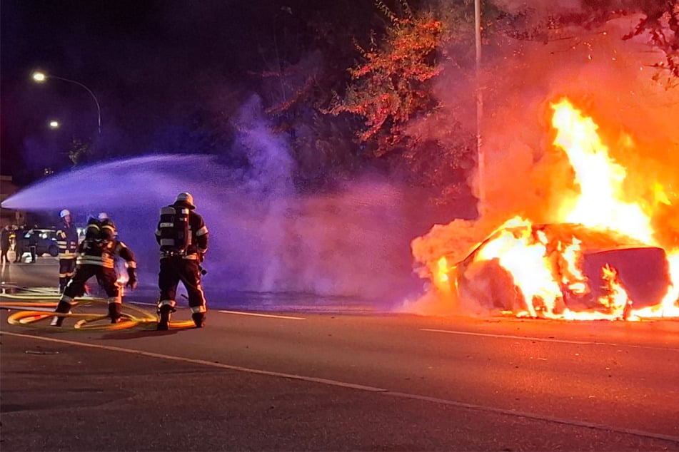 Auto und Hecke verwandeln sich in Feuerball: B37 dicht!