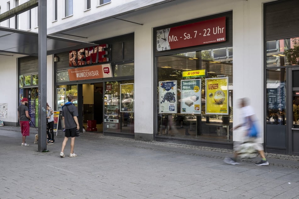 Der Rewe "Am Wall" verkürzte seine Öffnungszeiten vom 25. Juli bis 1. August auf 9 bis 18 Uhr.