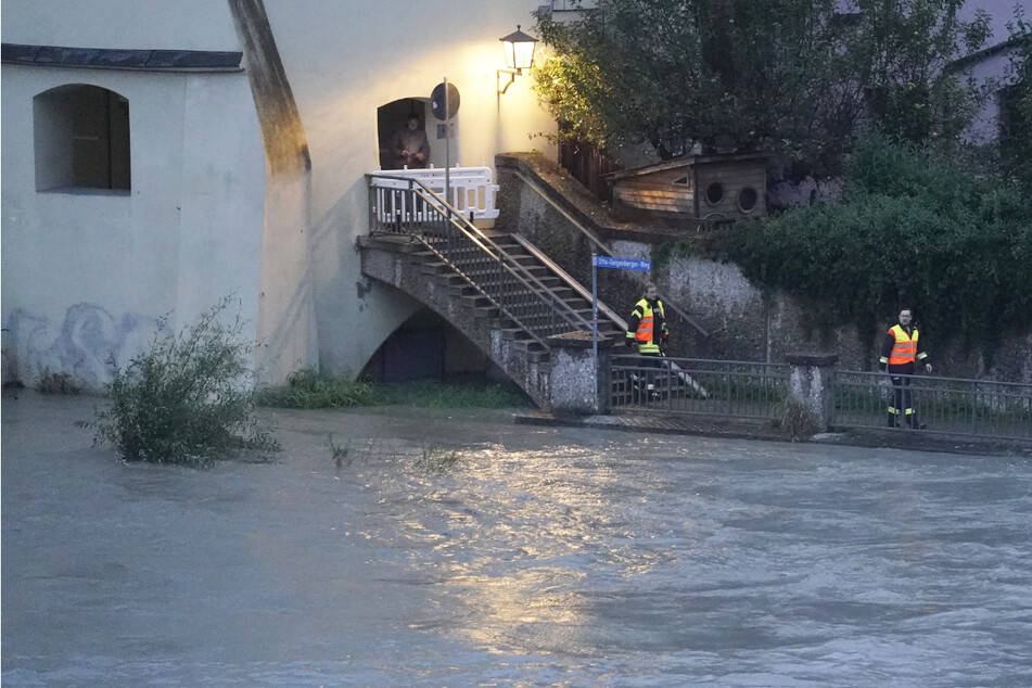 Feuerwehrleute sind am Ufer auf Kontrollgang. Der Inn führt aufgrund andauernder starker Regenfälle in Tirol und Bayern momentan sehr viel Wasser.