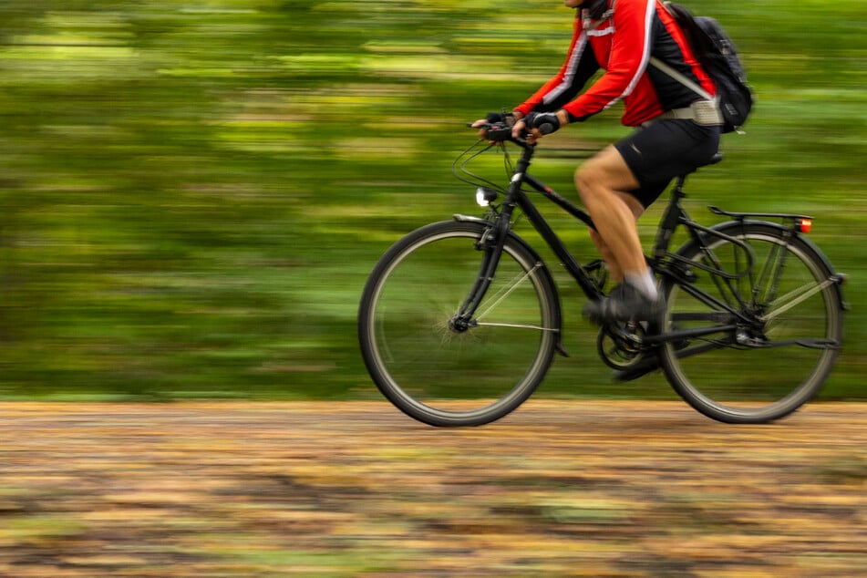 In einem Waldstück in Connewitz wurde der 29-Jährige von Unbekannten angesprochen, die ihm anschließend sein Fahrrad raubten. (Symbolbild)