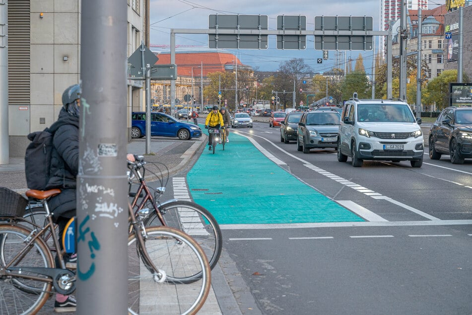 Ab Donnerstag ist der markierte Streifen zwischen Hauptbahnhof und Löhrstraße für den Radverkehr freigegeben.