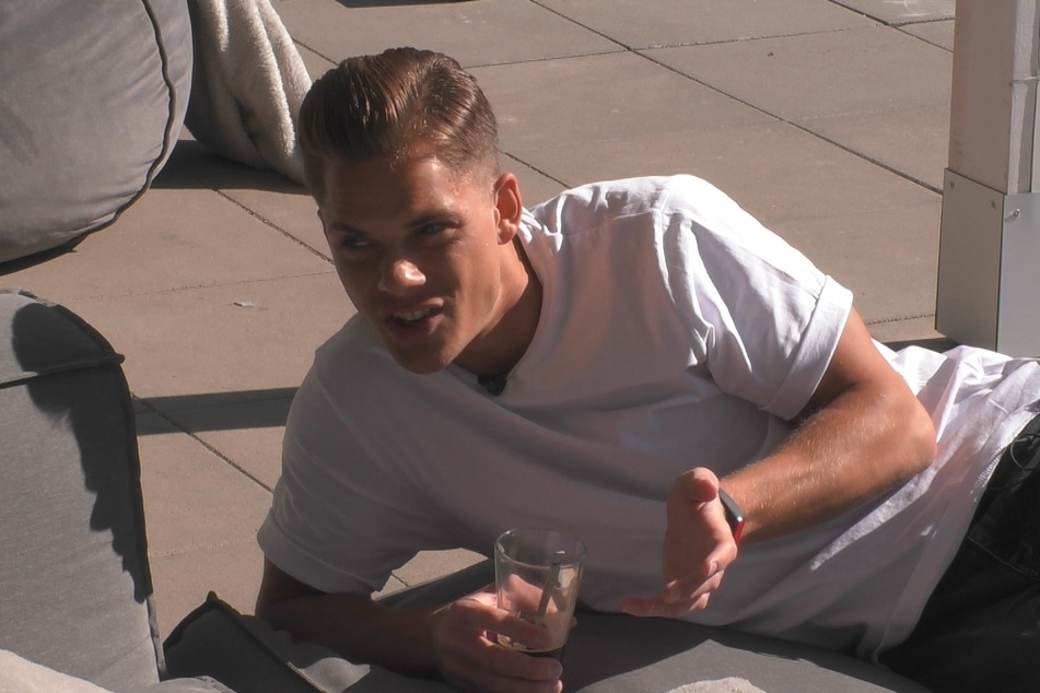 Der "eier-lose" Cedric (26) rechtfertigt sich für seinen Gruppenzwang.