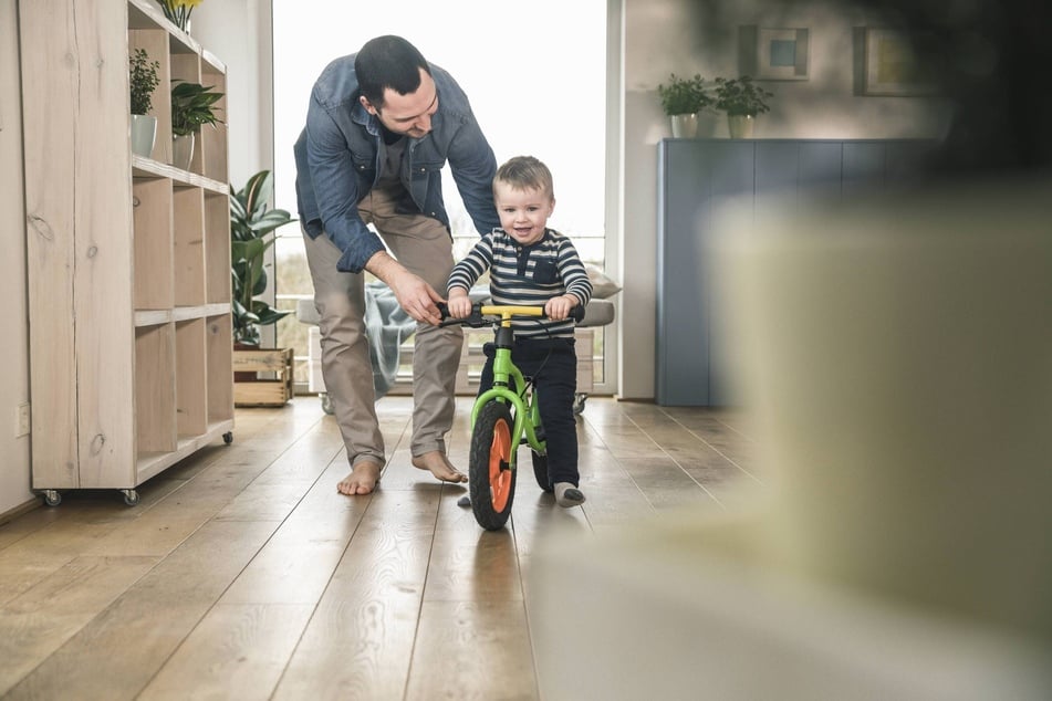 Das Landeselterngeld läuft aus. Eltern, deren Kinder vor Jahresbeginn 2026 geboren wurden, können es aber noch beantragen. Es gelten Übergangsfristen. (Symbolfoto)