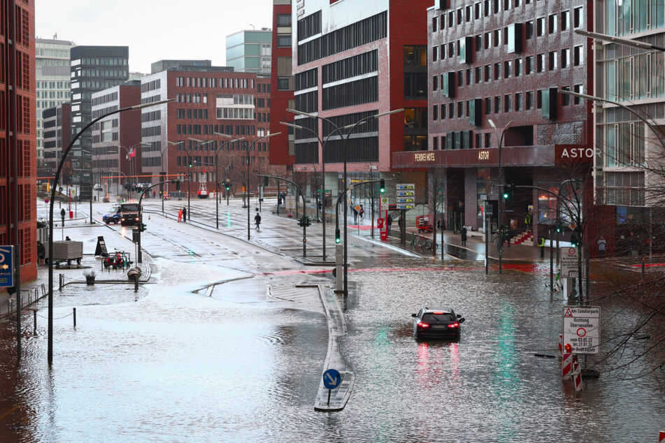 Die schwere Sturmflut am Freitag setzte Teile der Hafencity unter Wasser.