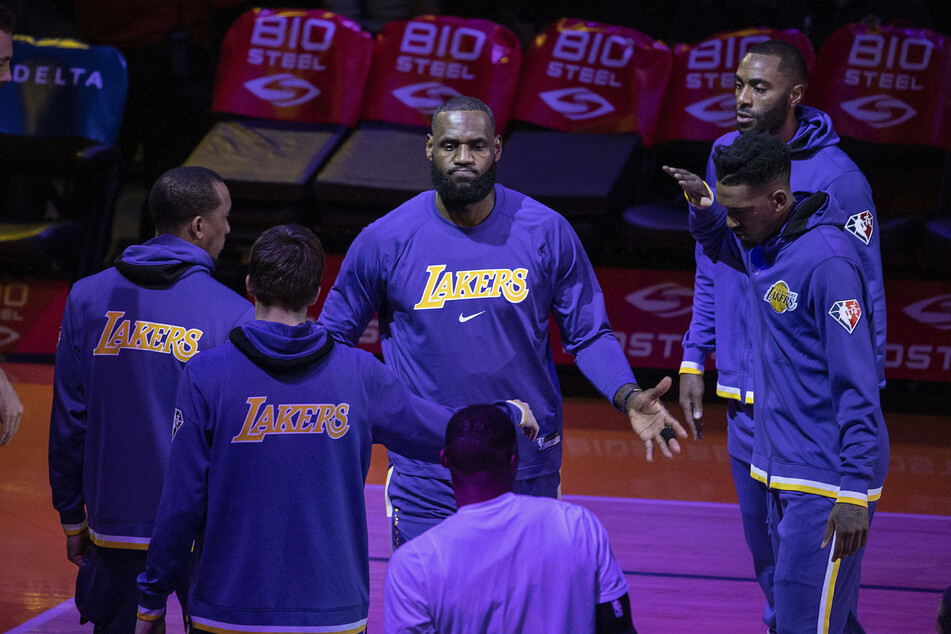 LeBron James (c) returned to the Lakers on Friday night after missing the last eight games due to injury.